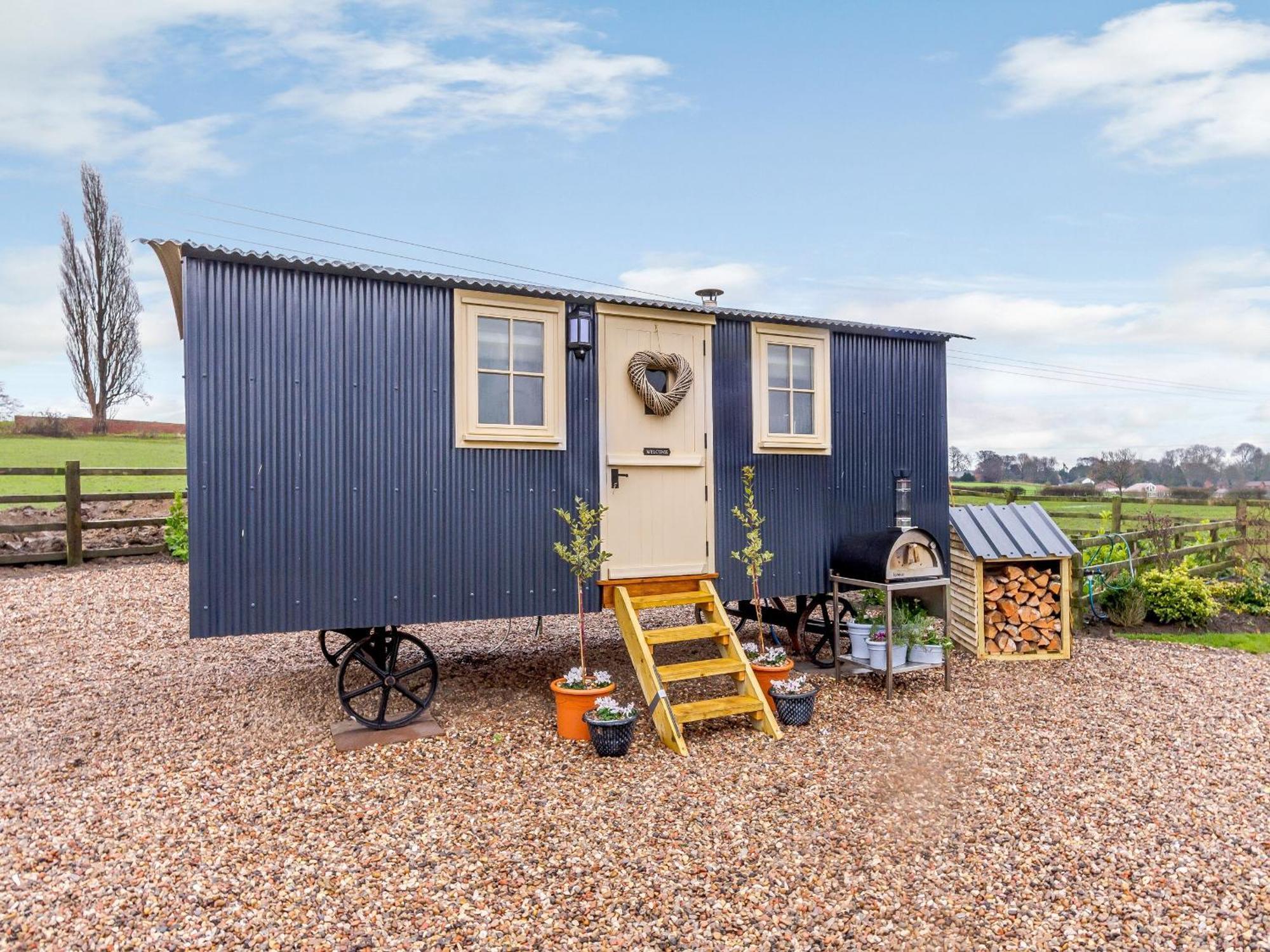The Lambing Shed Villa Ryhill ภายนอก รูปภาพ
